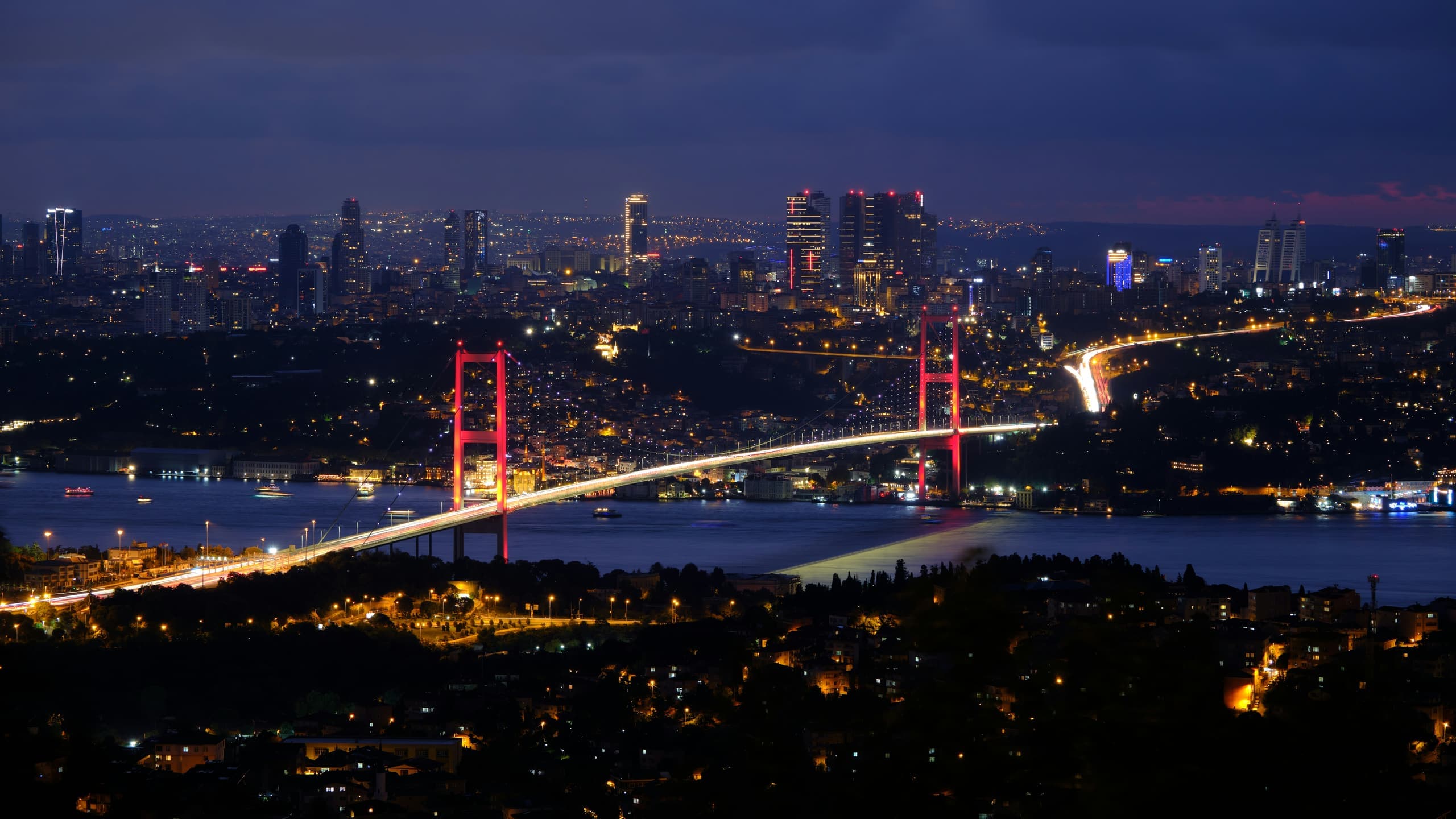 The Bosphorus and the İstanbul skyline at night